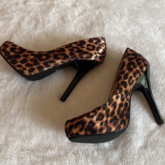 NEW BAMBOO Satin Leopard Print Platform Pumps Size 7 1/2 - Picture 15 of 15